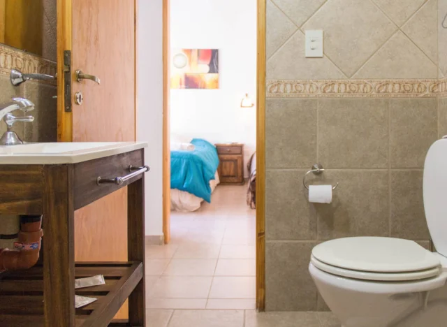 Baño con ducha, inodoro y bidet