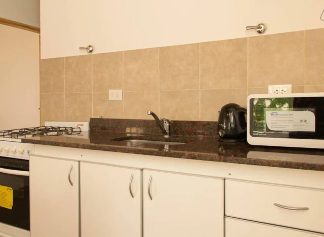 Cocina con microondas y pava eléctrica - Departamentos de alquiler por día