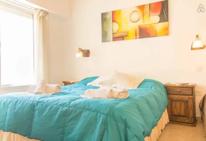 El dormitorio da a un patio privado muy luminoso